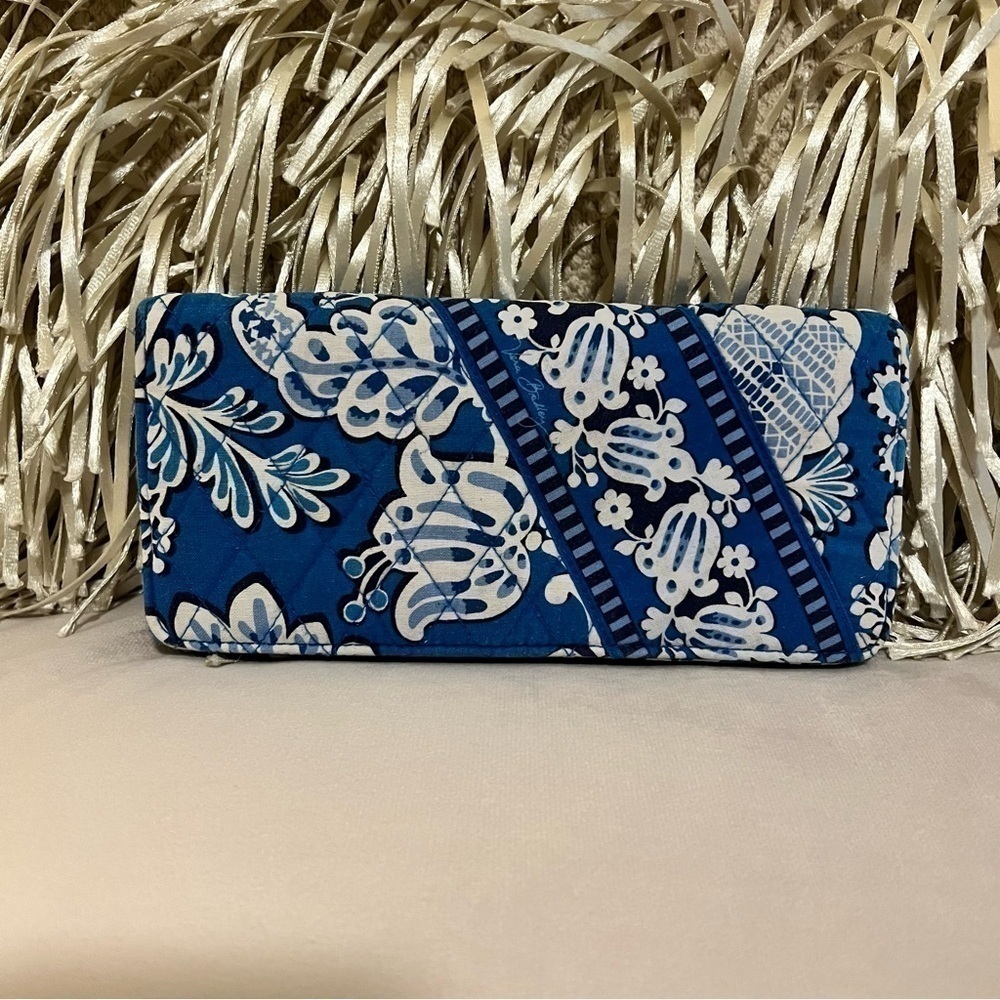 Vera Bradley BLUE LAGOON 2014 Travel Wallet White Floral Quilted lots of Slots
